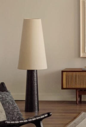 Lámpara de pie Senni de metal con acabado pintado negro Kave home 199€