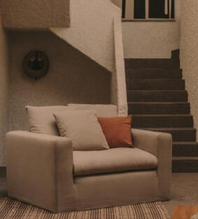 Butaca desenfundable Nora con cojín de lino y algodón topo 140 cm Kave Home 1.099 €